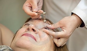 L'ophtalmologue mesure la tension oculaire